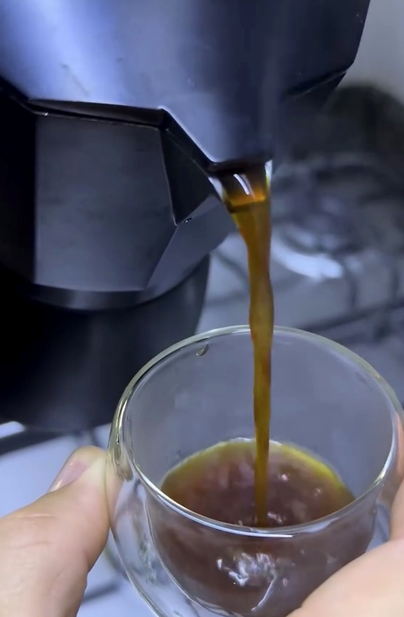 Café espresso sirviéndose
